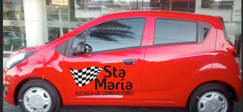 Vehículo Chevrolet rojo de la Escuela de Conductores Santa María, con el logo de la escuela en la puerta